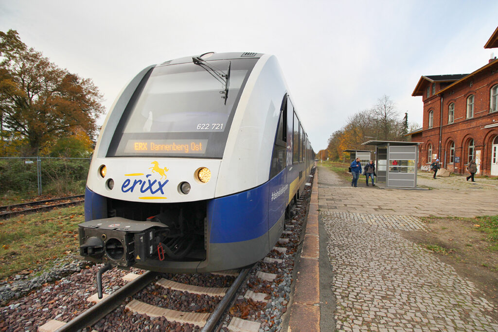 Im Bahnhof Hitzacker in Niedersachsen steht ein Zug am Bahnsteig.
