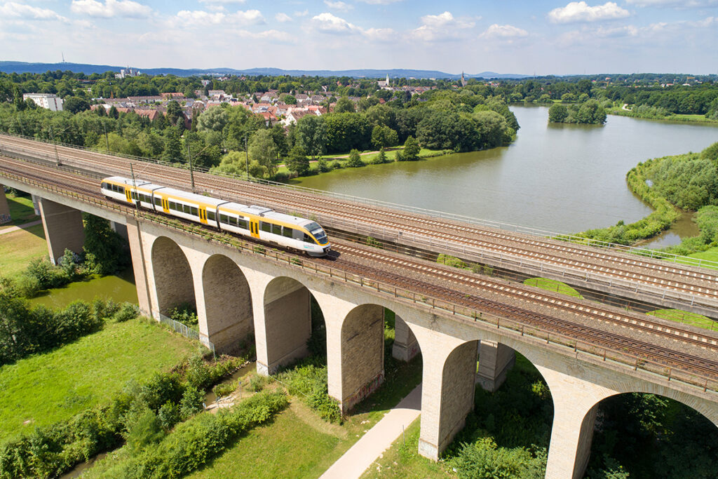 Ein Zug der eurobahn fährt über eine Brücke.
