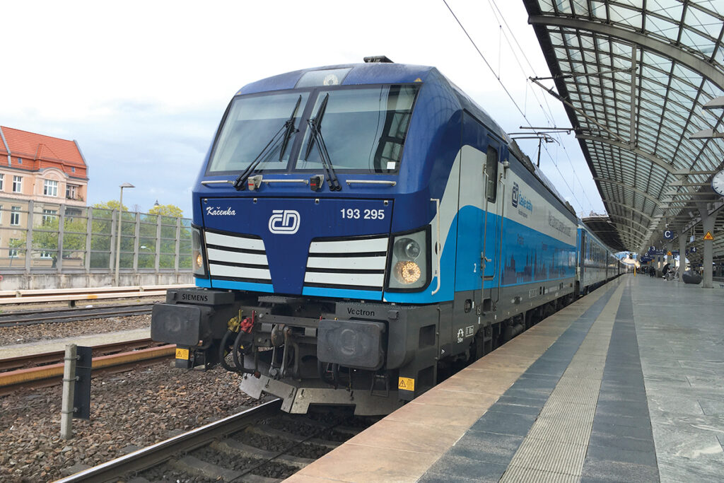 Ein Zug steht an einem Bahnsteig in Berlin-Spandau.