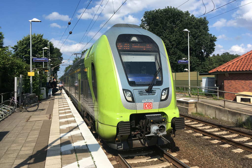 Ein Zug hält an einem Bahnsteig.