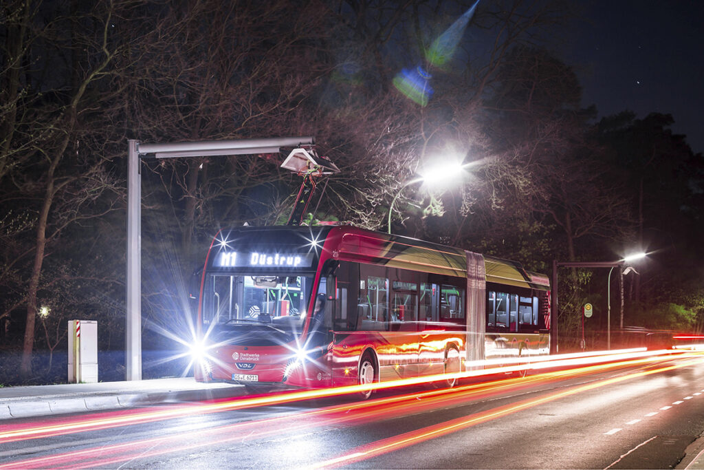 Ein Elektrobus an einer Ladestation.