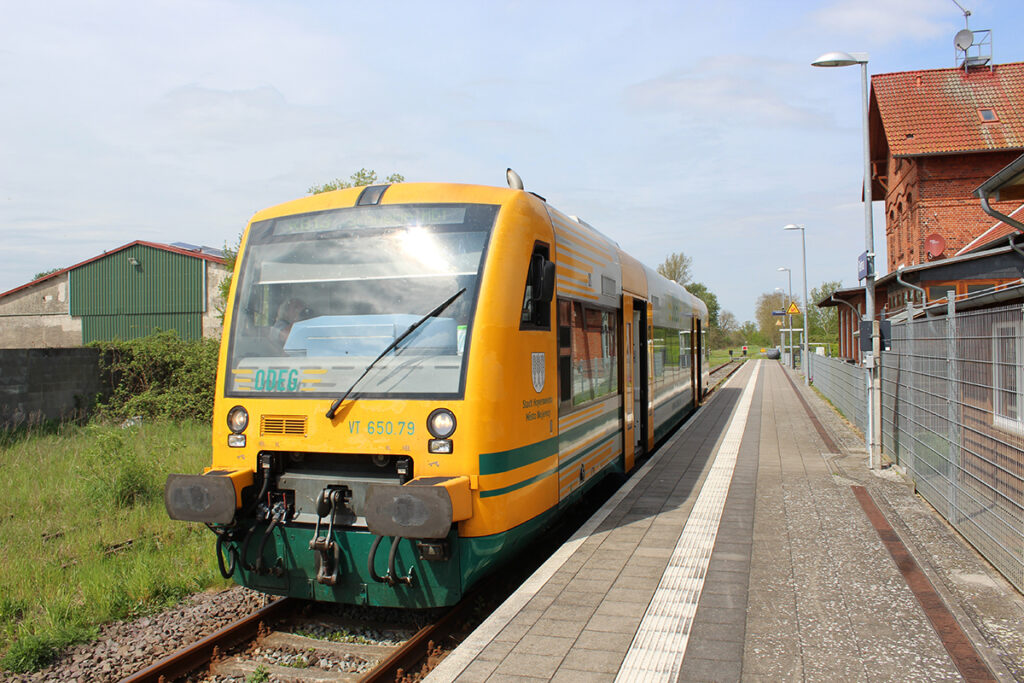 Ein Zug steht an einem Bahnsteig.