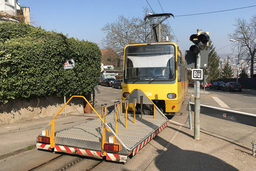 Ein Zacke-Wagen überquert eine Straße.