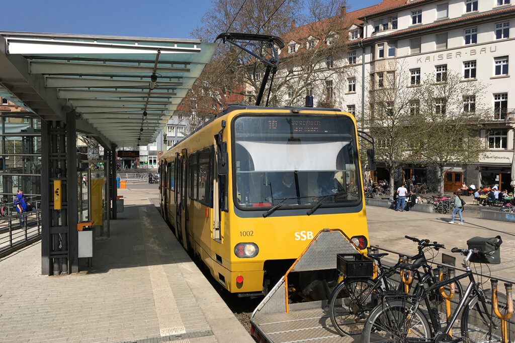 Ein Zacke-Triebwagen steht an einem Bahnsteig.