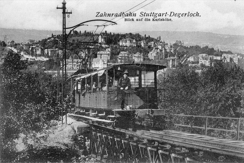 Ein Zacke-Zug auf einer Brücke.