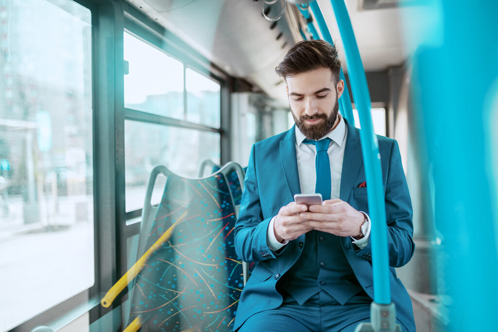 Ein Fahrgast sitzt in einem Bus.