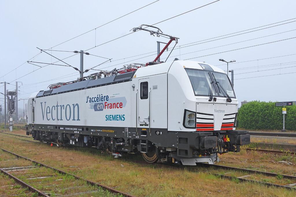 Eine Elektrolokomotive steht auf einem Gleis.