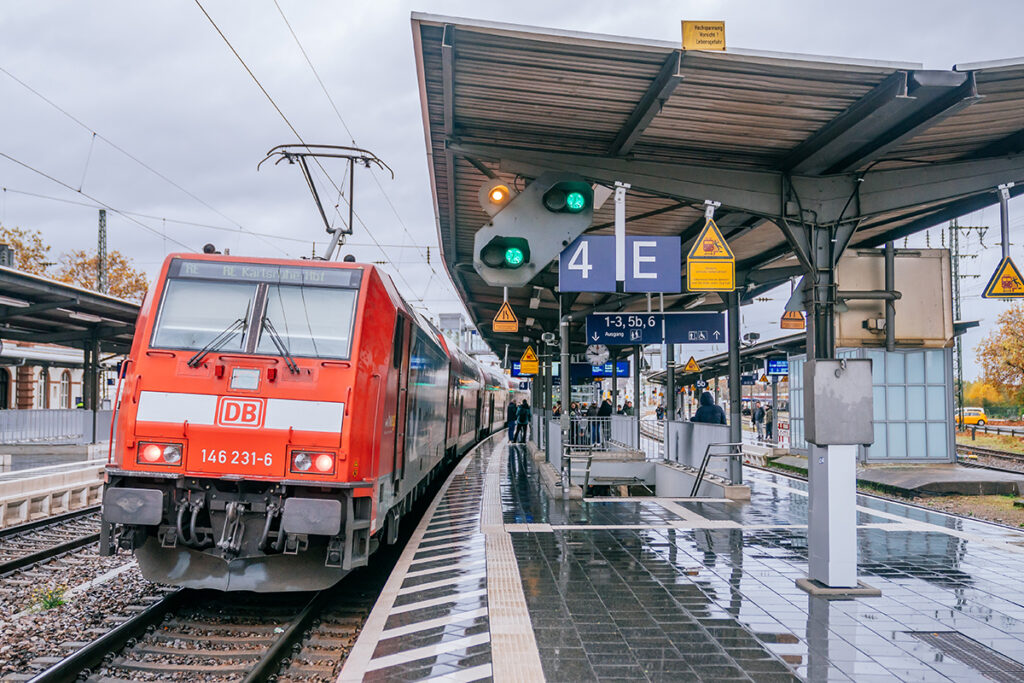 Ein Zug hält an einem Bahnsteig.