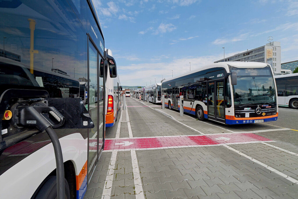 E-Busse stehen im Betriebshof.