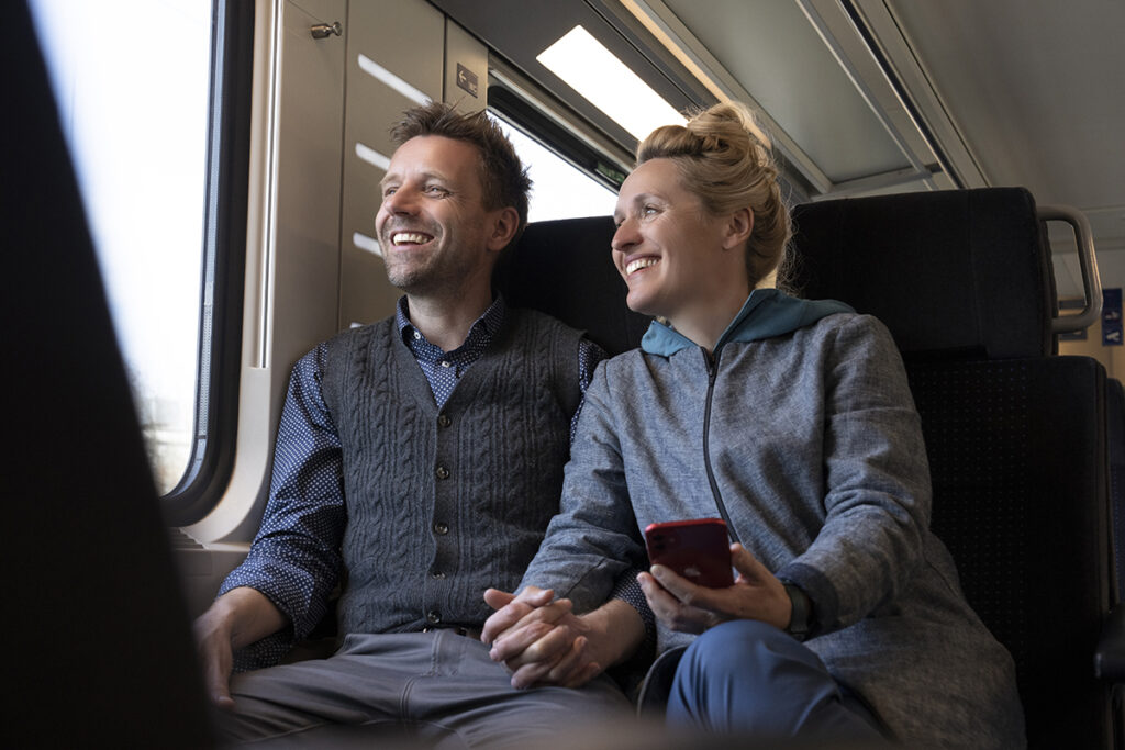 Menschen in einer Bahn.