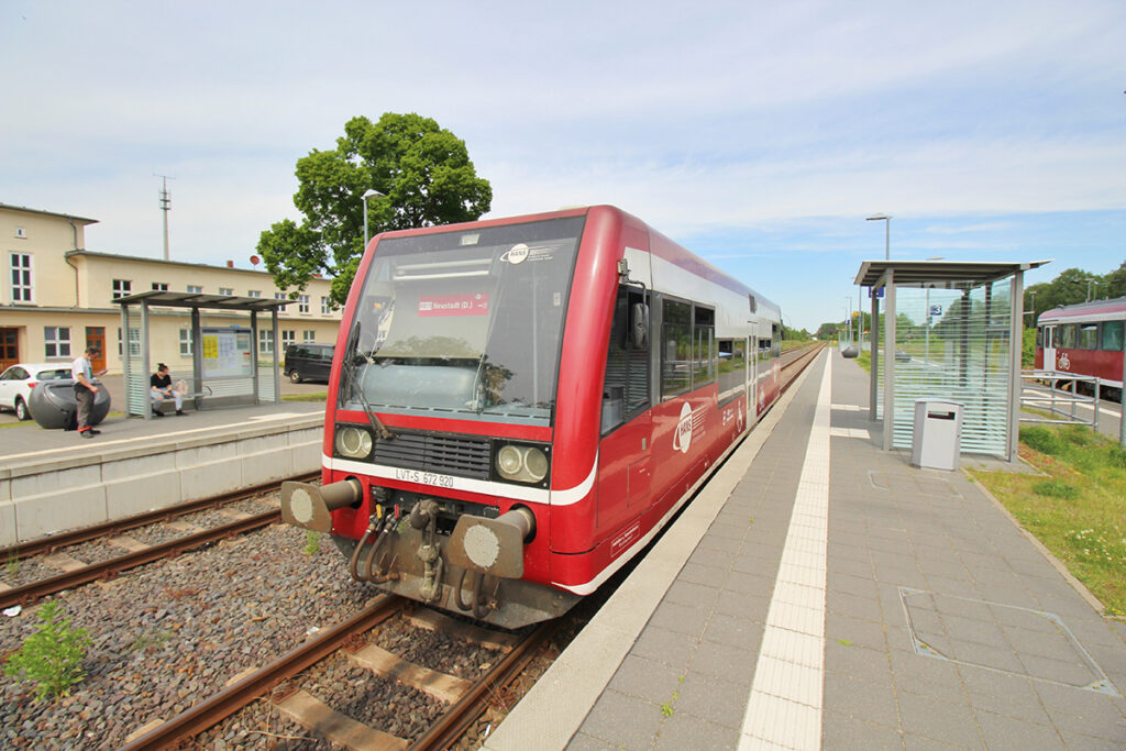 Ein LVT-Schienenbus steht an einem Bahnsteig.