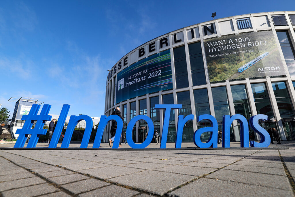 Große InnoTrans-Buchstaben stehen vor dem Eingang der Messe Berlin.