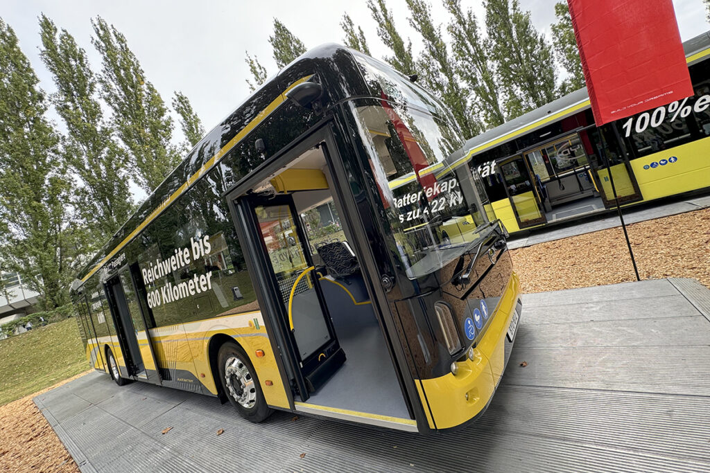 Ein Bus steht auf der InnoTrans.