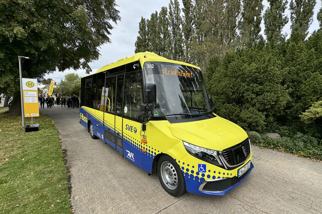 Ein Bus fährt auf einer Straße auf der InnoTrans.