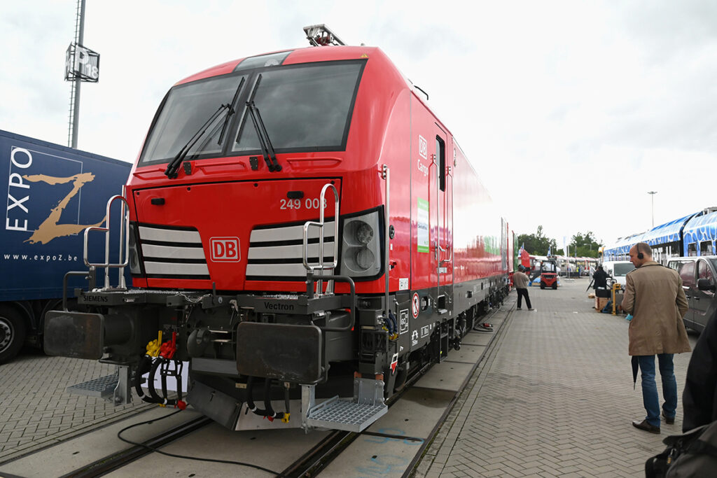 Eine Lokomotive des Typs Vectron Dual Mode steht auf einem Gleis.