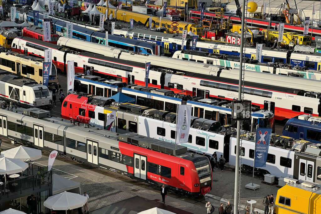 Neue Züge stehen auf dem Freigelände der Messe Berlin.