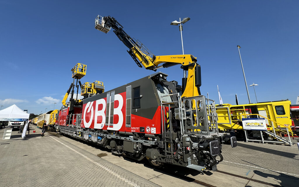 Ein Gleisbau-Fahrzeug steht auf dem Freigelände der InnoTrans 2024.