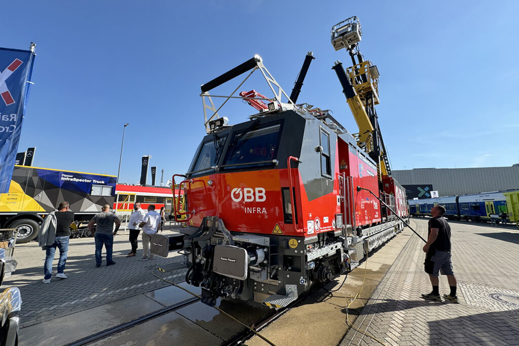 Ein Gleisbau-Fahrzeug steht auf dem Freigelände der InnoTrans 2024.