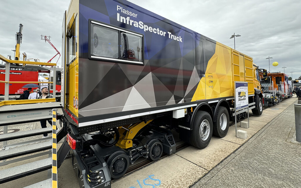 Ein Gleisbau-Fahrzeug steht auf dem Freigelände der InnoTrans 2024.