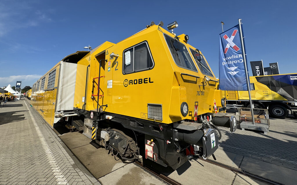 Ein Gleisbau-Fahrzeug steht auf dem Freigelände der InnoTrans 2024.