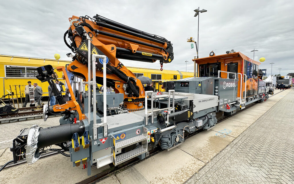 Ein Gleisbau-Fahrzeug steht auf dem Freigelände der InnoTrans 2024.