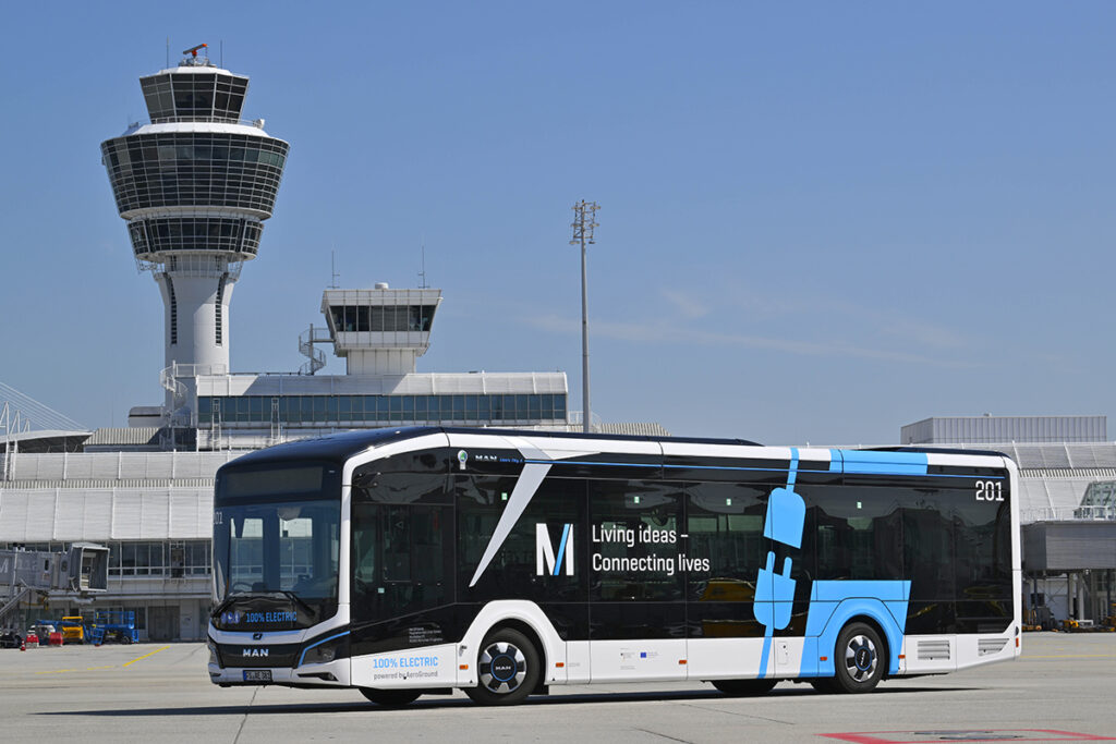 Ein Elektrobus steht auf dem Flughafenvorfeld.