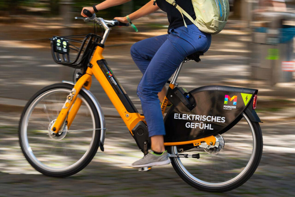 Eine Person fährt auf einem Elektro-Fahrrad.