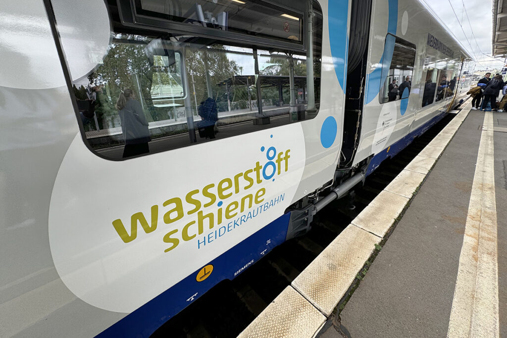 Ein Wasserstoff-Zug steht an einem Bahnsteig.