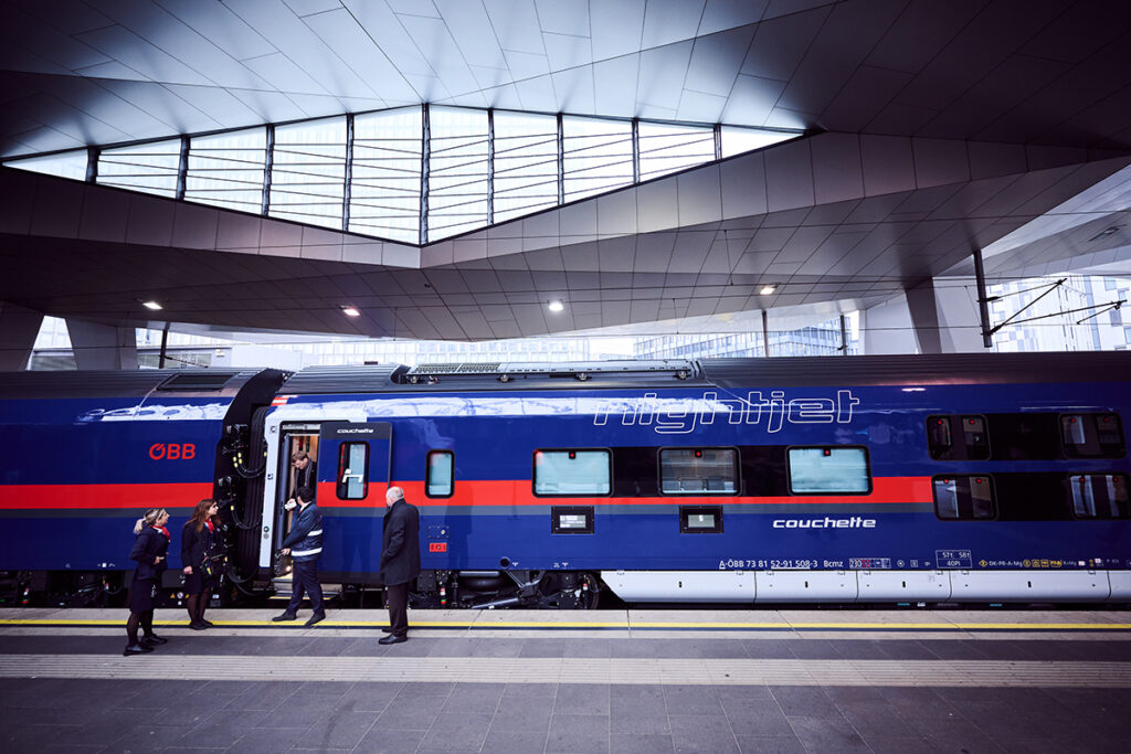 Ein Nightjet_Nachtzug steht an einem Bahnsteig.