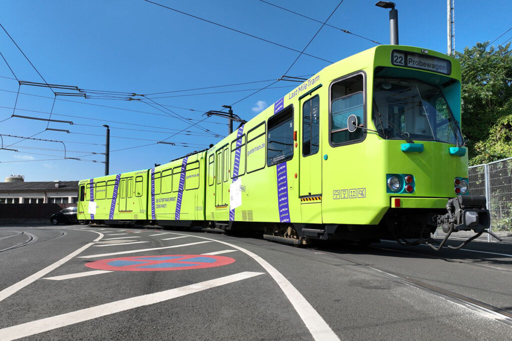 Eine Straßenbahn für den Gütertransport.