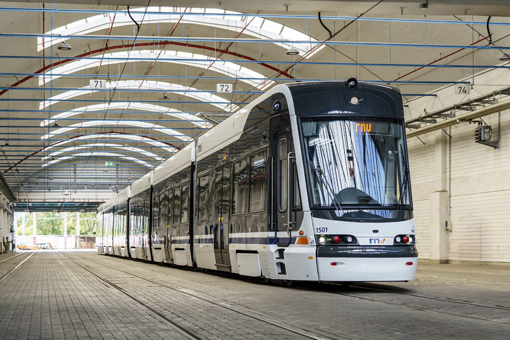 Eine RNT-Straßenbahn steht in einer Halle.