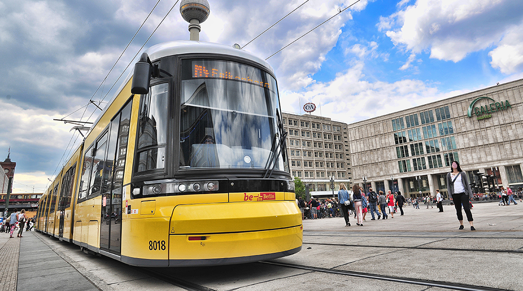 Eine Straßenbahn in Berlin auf dem Alexanderplatz.