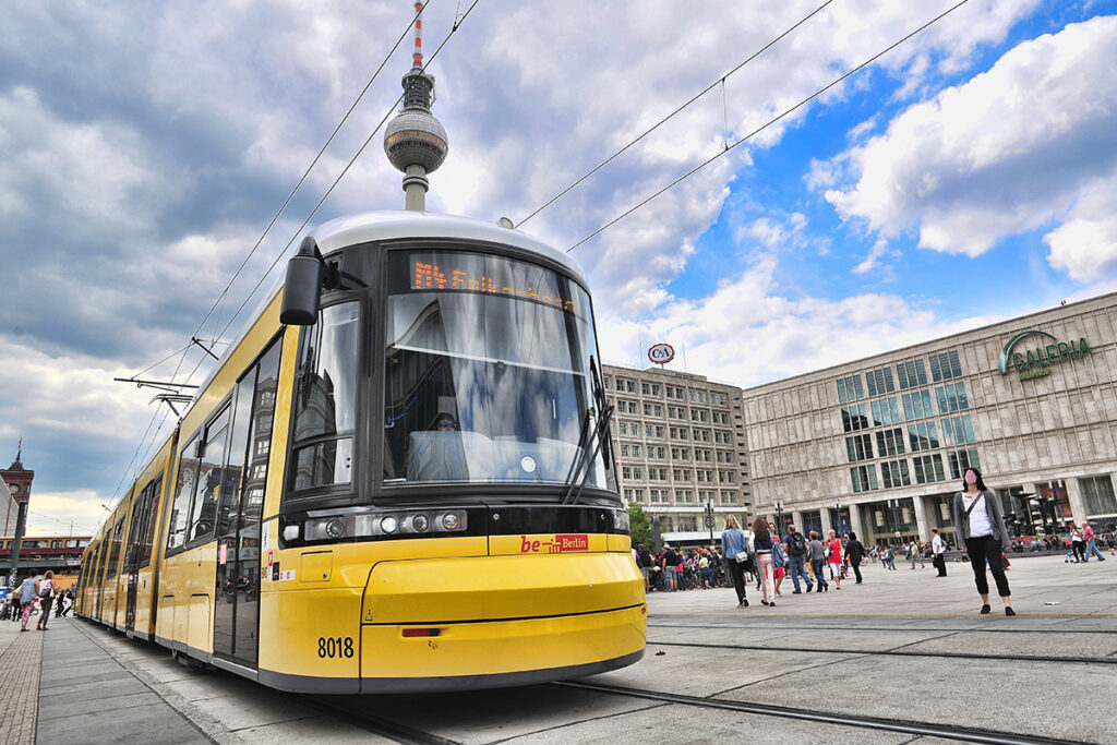 Eine Straßenbahn in Berlin auf dem Alexanderplatz.