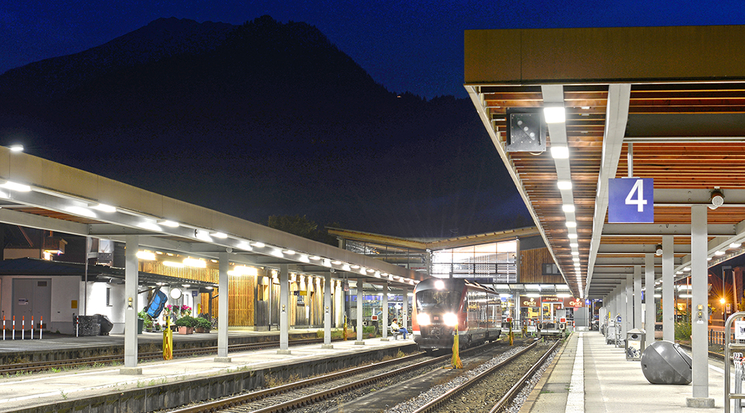 Ein Zug steht an einem Bahnsteig in Oberstdorf.