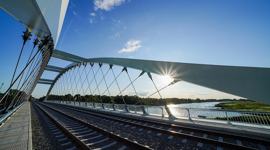 Eine Eisenbahnbrücke führt über einen Fluss.