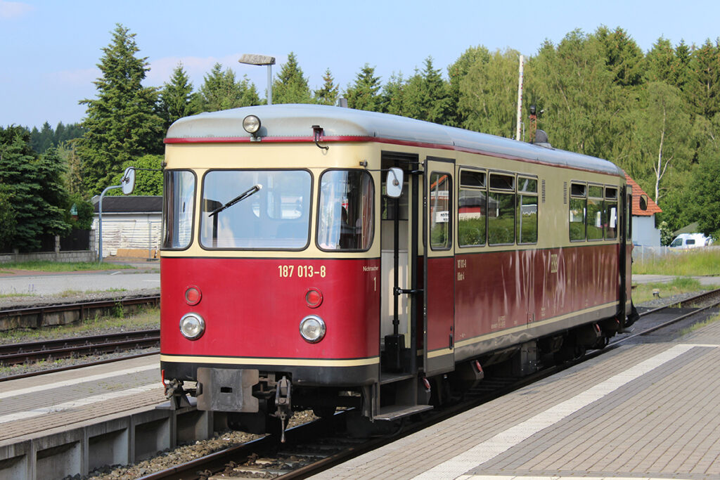 Ein schmalspuriger Triebwagen der HSB steht an einem Bahnsteig.