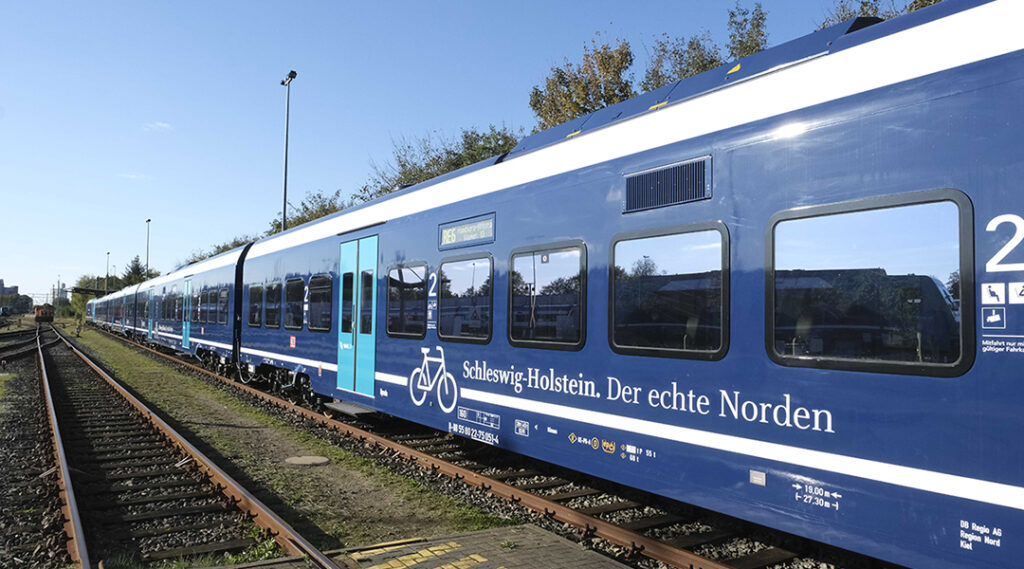 Erster modernisierter Marschbahn-Zug präsentiert