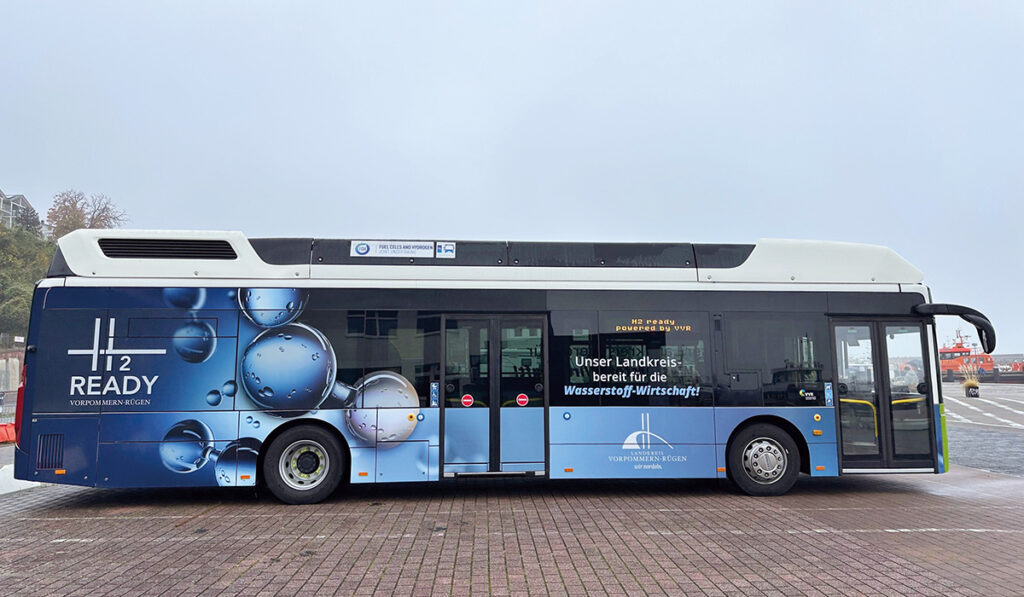 Ein Wasserstoff-Bus steht auf einem Parkplatz.