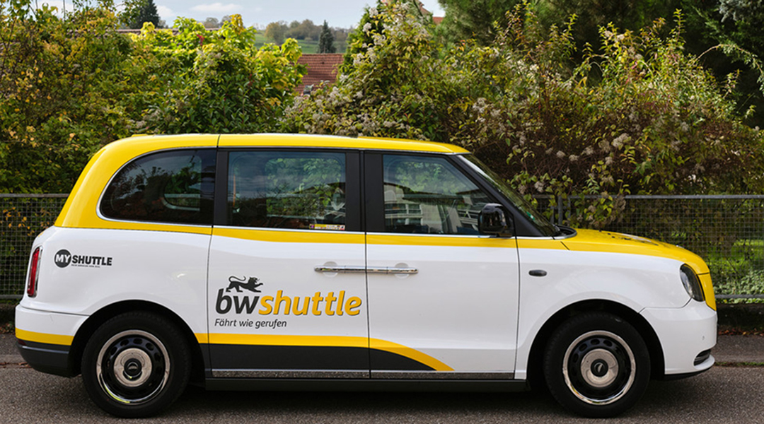 Ein Auto mit der Aufschrift bwshuttle steht auf der Straße.