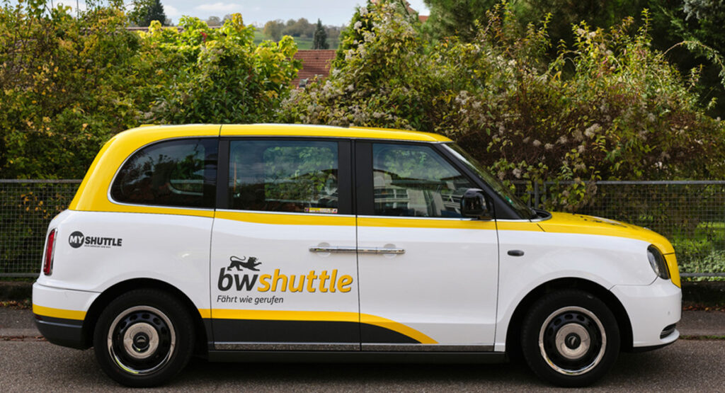 Ein Auto mit der Aufschrift bwshuttle steht auf der Straße.