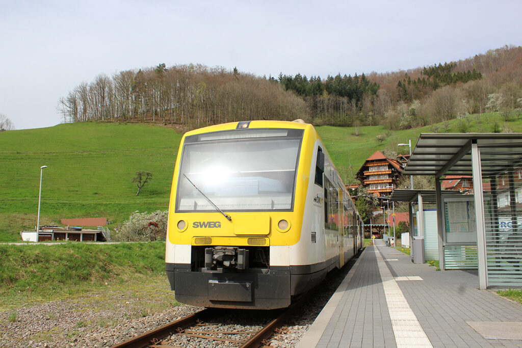 Ein Triebwagen des Typs Regio-Shuttle steht an einem Bahnsteig.