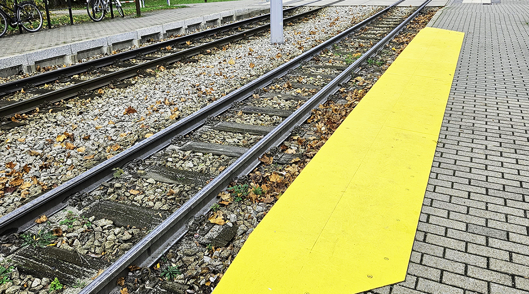 Eine feste Rampe auf einem Bahnsteig.