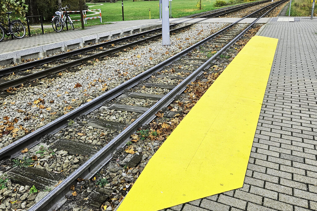 Eine feste Rampe auf einem Bahnsteig.