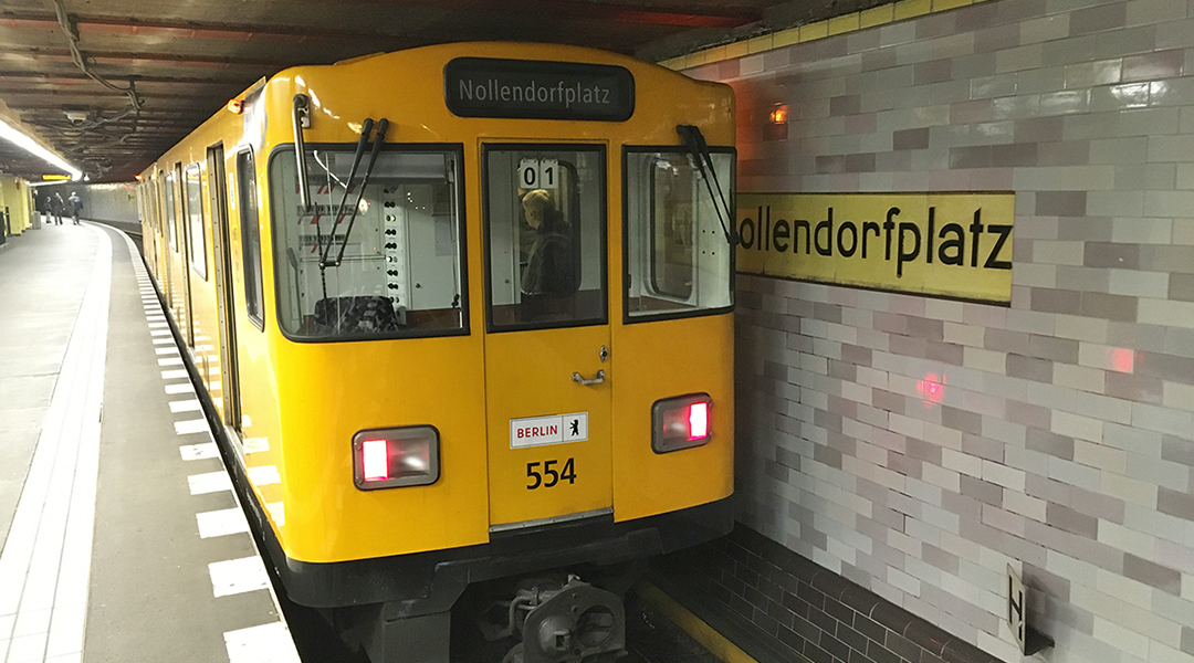 Eine U-Bahn steht an einem Bahnsteig.