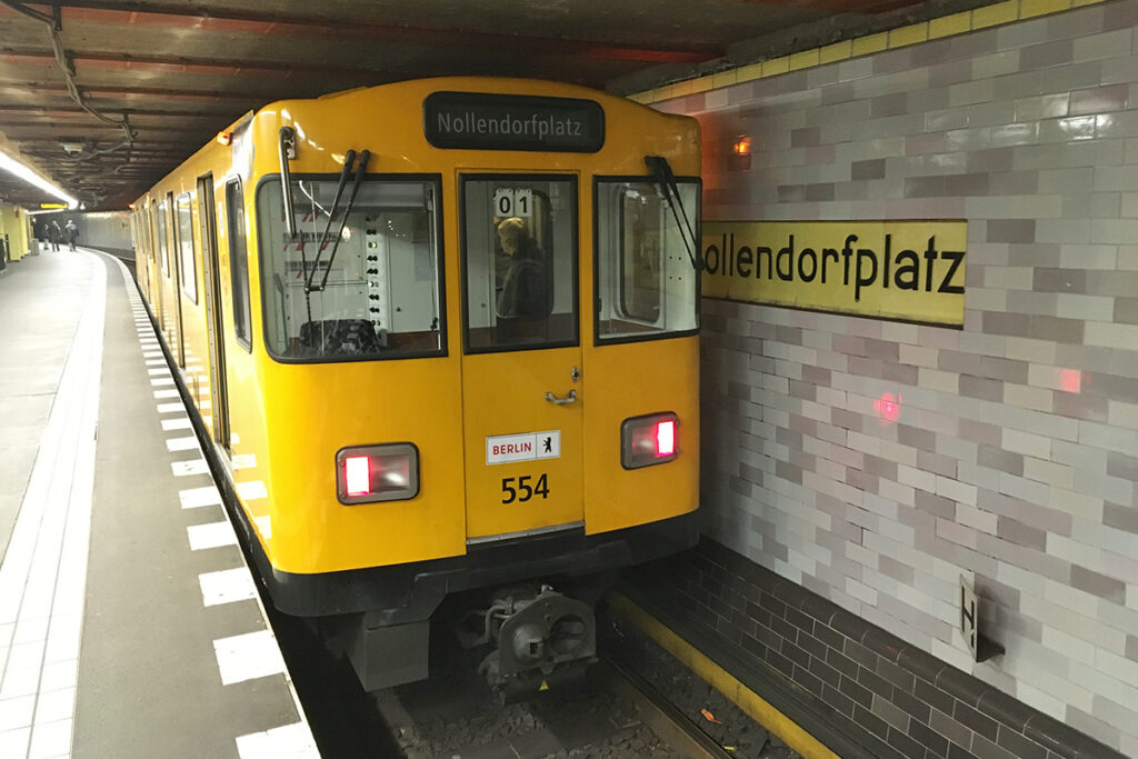 Eine U-Bahn steht an einem Bahnsteig.