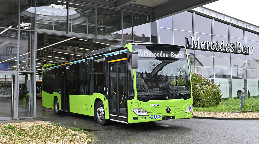 Ein Bus steht vor einer Halle.