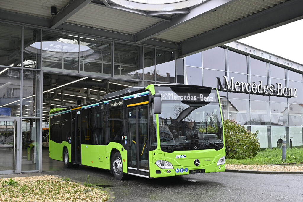 Ein Bus steht vor einer Halle.