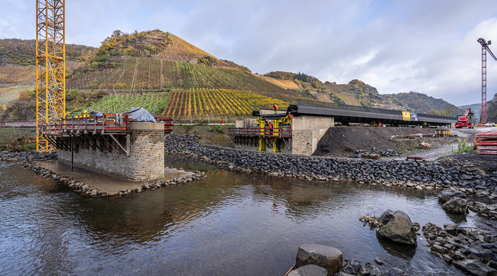 Ahrtalbahn: Erste Eisenbahn-Brücke positioniert