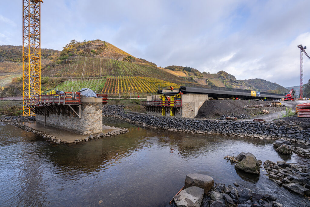 Eine neu gebaute Brücke liegt neben dem Fluss Ahr.