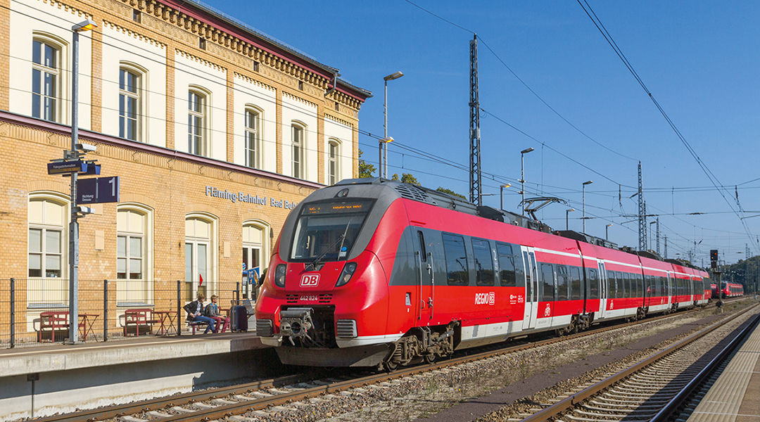 Ein Triebzug des Typs Talent hält im Bahnhof Bad Belzig.